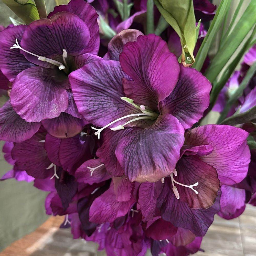 Elegant Purple Gladiolus Floral Arrangement in Glass Vase, H 35 inch - Picture 7 of 8